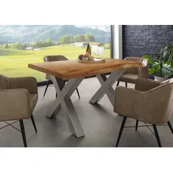 Massivmoebel24 Baumkantentisch FREEFORM – Einzigartiger Akazien Esstisch - Baumkantentisch aus massiver Akazie, 140x90x77 cm, mit silbernen X-Beinen. Jedes Stück ist ein Unikat dank natürlicher Wuchsform und langlebiger Qualität.