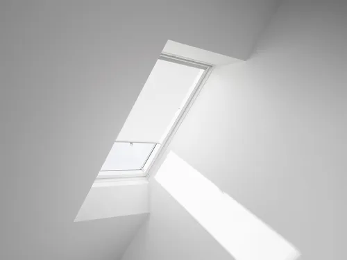 VELUX Original Sichtschutz-Rollo mit Haken (RHL) - Weiß - Seitenzug- & Springrollos, ideal für VELUX Dachfenster, bietet Privatsphäre bei Lichtdurchlässigkeit. Einfache Montage in Minuten dank vormontiertem System.