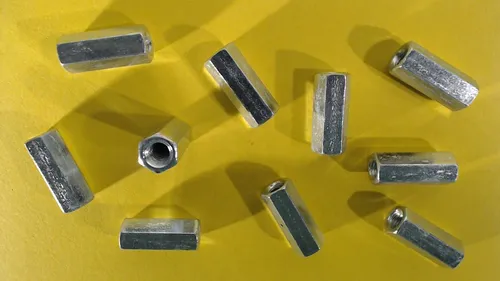 10X Verbindungsmuttern Langmuttern Distanzbolzen Muffen Sechskant 5 x 20 SW8