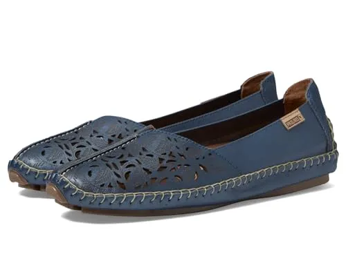 Pikolinos Mokassins Jerez für Frauen - Farbe Azul - Slipper & Mokassins für Damen aus hochwertigem, weichem Leder mit floralem Muster. Einfaches Hineinschlüpfen und angenehmer Tragekomfort dank der flachen Laufsohle.