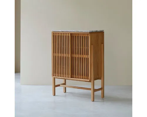 Tikamoon Sideboard Anrichte Isaure aus massivem Nussbaumholz - Elegantes Sideboard aus massivem Nussbaumholz mit Premium-Terrazzo-Oberfläche. Bietet 4 Fächer und eine Schublade für stilvolle Aufbewahrung. Ideal für Ihr Wohn- oder Esszimmer!
