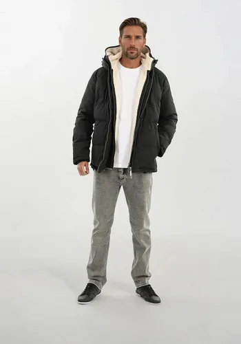 Alessandro Salvarini Herren Winter Steppjacke AS-457 – 2in1 mit Teddyfleece - Die AS-457 Winter Steppjacke bietet modernes Design und Funktionalität. Das 2in1-System mit herausnehmbarem Teddyfleece passt sich optimal an das Wetter an. Wind- und wasserabweisendes Material sowie zahlreiche Taschen machen sie zum idealen Begleiter für jede Gelegenheit.