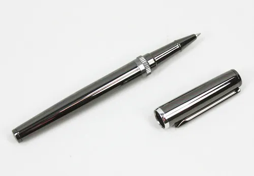 Hugo Boss Gear Metal Dark Chrome Tintenroller - Eleganter Tintenroller aus Metall mit dunklem Chrom-Finish, ideal für stilvolle Schreibmomente und perfekt für den täglichen Gebrauch.