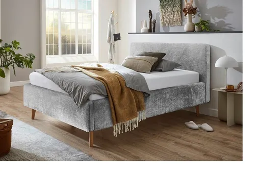 Meise Möbel Mattis Polsterbett mit Holzfuß und glattem Kopfteil - Betten – Skandinavisches Design trifft auf Funktionalität. Genießen Sie optimalen Schlafkomfort und entspannte Momente mit gepolstertem Kopfteil, ideal für Frühstück im Bett oder Lesen.