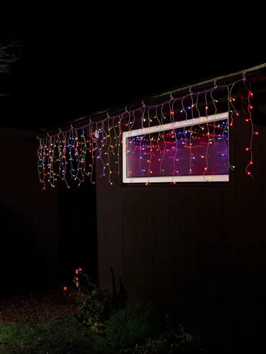 Konstsmide Lichtervorhang-Eisregen Außen 24V 400 LED Mehrfarbig - Weihnachtsbeleuchtung mit 400 bunten LEDs, ideal für festliche Dekoration im Außenbereich und sorgt für magische Winterstimmung.