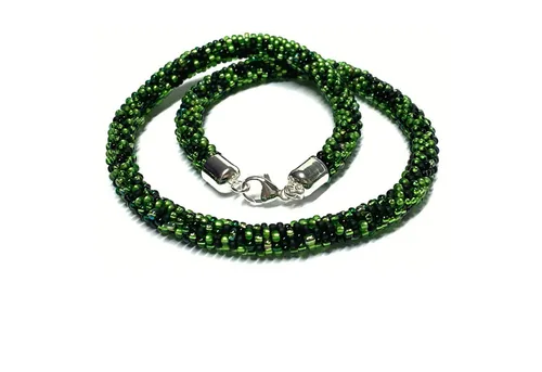 Halskette gehäkelt aus Glasperlen mit 925 Silber Schließe - Einzigartige handgefertigte Halskette mit gehäkelten Glasperlen und hochwertiger 925 Silber Schließe. Ideal für stilvolle Akzente in jedem Outfit.