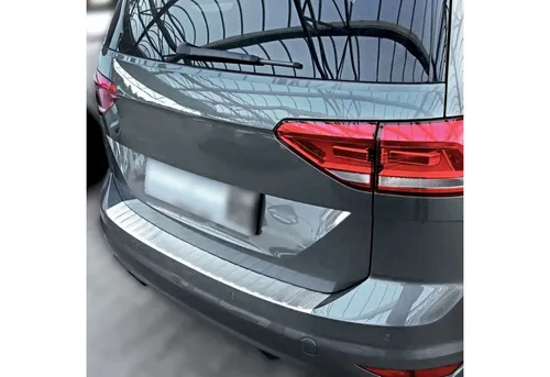 RECAMBO Ladekantenschutz für VW TOURAN II 5T - Abdeckblenden: Hochwertiger V2A Edelstahl schützt Ihren Lack vor Kratzern und Witterungseinflüssen, mit präziser 3D-Passform für perfekte Integration und einfache Montage.