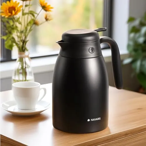 Navaris Isolierkanne 1,5l - Aus Edelstahl für Tee & Kaffee - Thermobehälter mit doppelwandigem Vakuum-Design, hält Getränke bis zu 9 Stunden warm und 12 Stunden kalt. Ideal für Zuhause, Büro oder unterwegs.