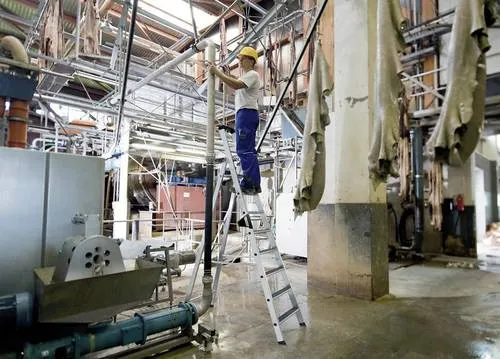 Stehleiter Clip-Step 12 Stufen aus Aluminium - Leiter mit 12 Stufen, einseitig begehbar, ideal für sichere Arbeiten in großen Höhen und besonders stabil durch Aluminiumkonstruktion.