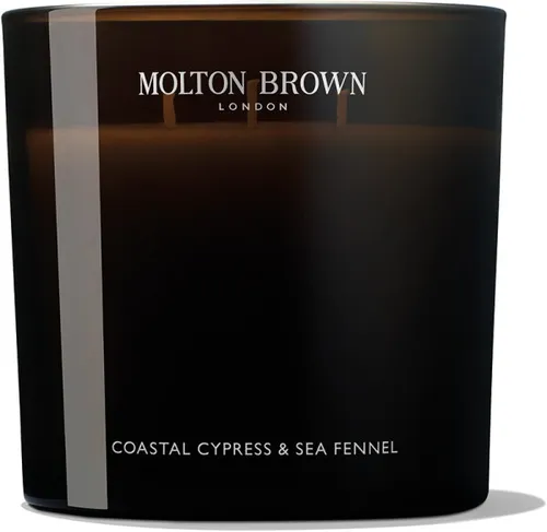 Molton Brown Coastal Cypress & Sea Fennel Luxuskerze - Hochwertige 600 g Drei-Docht-Kerze mit erfrischendem Zypressen- und Meerfenchel-Duft, perfekt für entspannende Abende und stilvolle Wohnräume.