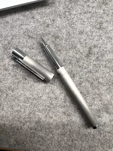 LAMY scala Füllhalter 051 - Eleganter Füller aus Edelstahl - Füller aus strichmattiertem Edelstahl mit hochglänzendem Chrom-Griffstück. Ideal für Büro, Uni oder Schule – perfekter Begleiter für klaren Schreibstil.