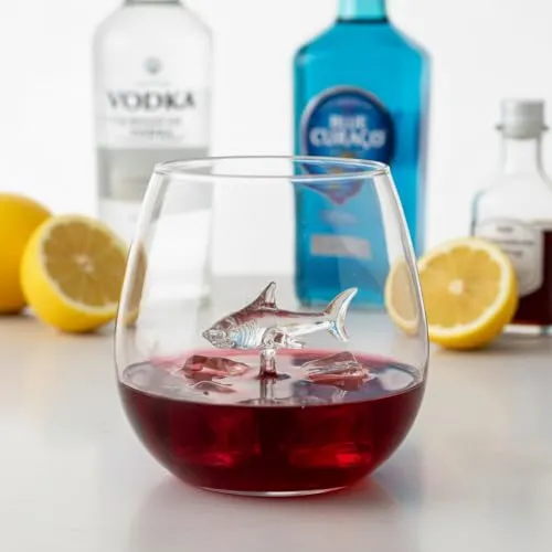 Schwimmender Hai Trinkglas in rot von Bar Bespoke