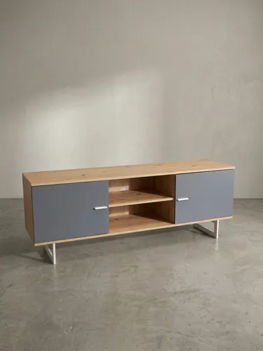 Modernes Lowboard in Eiche-Nachbildung Grau 150 cm - TV-Kommode mit 2 Türen - Stylisches TV-Unterschrank in Grau und Eiche-Optik, geeignet für TV-Größen bis 70 Zoll. Bietet viel Stauraum und Kabelmanagement für ein aufgeräumtes Wohnzimmer.