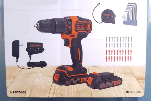 Black + Decker Akku-Schlagbohrschrauber 18V mit 2 Akkus und 72-teiligem Zubehör - Akkuschrauber mit 40 Nm max. Drehmoment, ideal für vielseitige Anwendungen. Inklusive Koffer und umfangreichem Zubehör für sofortigen Einsatz.