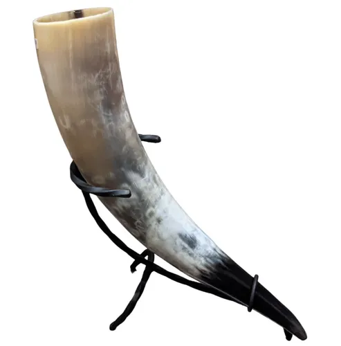 Hornerey T05S Wikinger Trinkhorn 0,5l - Echtes Mittelalter Trinkhorn mit Ständer aus Schmiedeeisen, ideal für LARP und Mittelalter-Feste, fasst 500 ml und bringt einen Hauch von Geschichte in dein Biererlebnis.