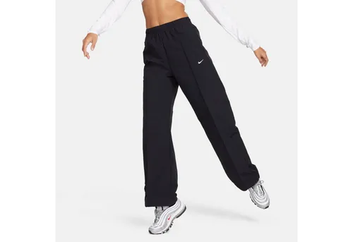 Nike Sportswear Sporthose W NSW TREND WVN MR PANT – Wasserabweisend und Anpassbar - Moderne Sporthose mit wasserabweisendem Material und verstellbarem Saum für individuellen Tragekomfort. Perfekt für aktive Tage, ob drinnen oder draußen. Mehrere Taschen bieten praktischen Stauraum.