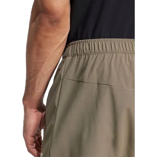 adidas Terrex Multi Essentials Stretch Pants - Olive Strata - Herren Outdoor- und Wanderhosen, ideal für Wanderungen und Klettertouren mit elastischem Bund und seitlichen Reißverschlusstaschen für praktischen Stauraum.