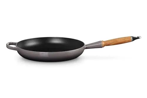 Le Creuset Signature gusseiserne Bratpfanne 28 cm Flint - Hochwertige Pfanne aus Gusseisen mit Cool-Touch-Holzgriff für komfortables Kochen. Ideal für alle Herdarten, inklusive Induktion, und sorgt für gleichmäßige Wärmeverteilung.