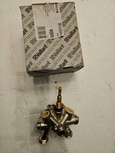 Vaillant Wasserschalter für MAG Art. 011218 - Wasserschalter für Heizung und Therme, hergestellt in Deutschland, sorgt für optimale Wassersteuerung und Effizienz in Ihrem Heizsystem.