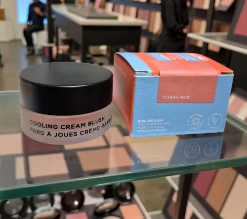 ANNEMARIE BÖRLIND COOLING CREAM BLUSH CORAL RED (8 ml) - Rouge mit kühlendem Effekt, spendet Feuchtigkeit und sorgt für einen natürlichen Glow. Ideal für frische Wangen und vielseitig einsetzbar für Lippen und Augen.