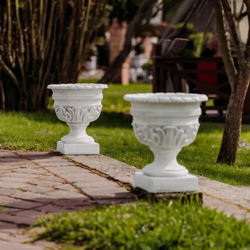 Gartenfigur Zwei Pflanzpokale im Set von Gartendekoparadies - Garten-Zubehör: Zwei frostfeste Pflanzpokale in Blütenform, ideal für eine blühende Gartensaison und perfekt für Balkon oder Terrasse.