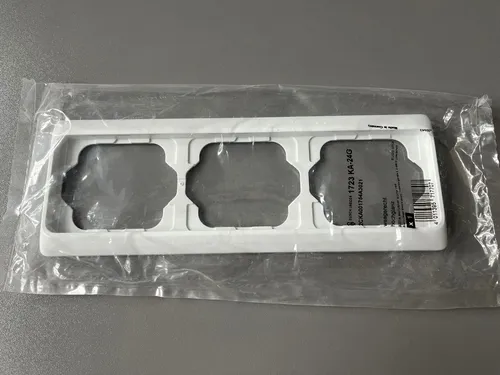 Busch-Jaeger 1723 KA-24G Rahmen 3-fach Alpha studioweiß hochglanz, Abverkauf