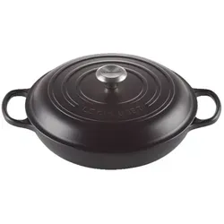 Le Creuset Signature Gusseisen Gourmet-Profitopf 26 cm - Hochwertige Auflaufform aus Gusseisen, ideal für alle Herdarten inkl. Induktion. Perfekte Wärmeverteilung und -speicherung für energieeffizientes Garen und Schmoren.