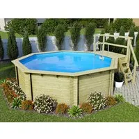 Karibu Pool 2 Set B mit Filteranlage und Sonnenterrasse - Massivholzpool mit witterungsbeständigen Blockbohlen, ideal für den Garten. Genießen Sie entspannte Sommertage mit 16 m³ Wasser und einfacher Folienmontage ohne Falten.