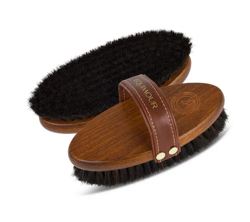 Equimour Rosshaar-Kardätsche „Tori“ – sanfte Pferdebürste aus 100% Rosshaar - Die Equimour Rosshaar-Kardätsche „Tori“ überzeugt durch sanfte Pflege und elegantes Design. Ideal für empfindliche Pferde, entfernt sie schonend Schmutz und sorgt für natürlichen Glanz – ganz ohne statische Aufladung. Ergonomisch und langlebig!
