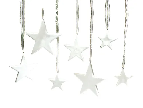 Sternhänger 12er Set - Elegante Hängedeko für Ihr Zuhause - Wunderschöne Porzellan-Dekoanhänger in Weiß, 10cm groß, ideal für festliche Anlässe oder als stimmungsvolle Wohndekoration.