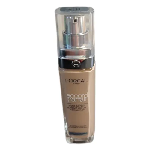 L'Oréal Paris Perfect Match flüssige Foundation - Make-up für einen perfekten Hautton, bietet langanhaltenden Komfort und flexible Anpassung für ein natürliches Finish.