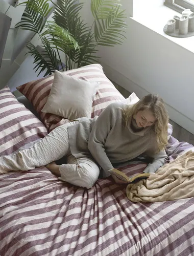 Irisette Mako-Satin Bettwäsche-Garnitur Wave-HK 8559 - mauve 135x200+80x80cm - Bettwäsche aus 100% atmungsaktiver Baumwolle mit elegantem Streifenmuster, hautsympathisch und temperaturausgleichend. Mit praktischem Reißverschluss, waschbar bei 60°C, für optimalen Schlafkomfort.