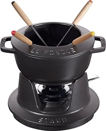 STAUB Fondue Set mit 4 Gabeln, Gusseisen, 16 cm - Fondueset für 4 Personen mit 1,1 L Kapazität, ideal für Käse-, Schoko- oder Fleischfondue. Hergestellt aus langlebigem Gusseisen für optimale Wärmeleitung und Antihaft-Oberfläche.