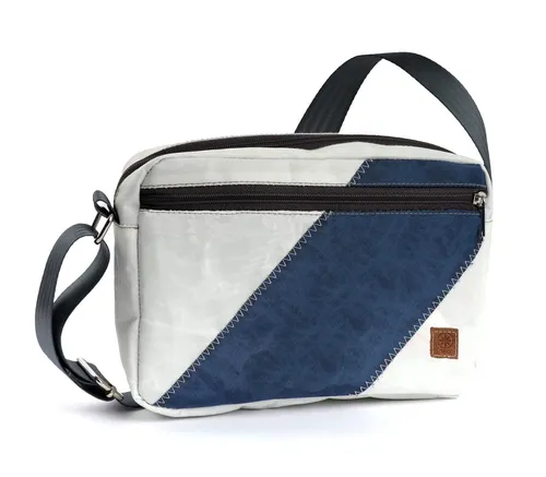 Kleine Umhängetasche aus recyceltem Segeltuch in Weiß/Blau - Damentaschen aus nachhaltigem, recyceltem Material, ideal für umweltbewusste Modebewusste.