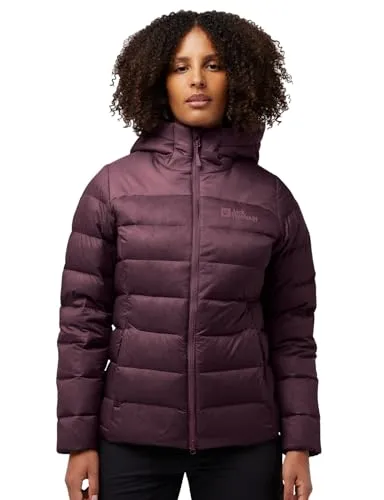 Jack Wolfskin Nebelhorn Down Hoody W RDS amaranth (I0116) S - Funktionsjacke aus recyceltem Material mit 700er Daunenfüllung, wasserabweisend und ideal für winterliche Outdoor-Abenteuer. Mit verstellbarer Kapuze und zahlreichen Taschen für Komfort und Stauraum.