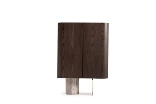 Barschrank aus Holz in Braun – Stilvoller Spirituosenschrank - Eleganter Barschrank für Erwachsene mit 4 Regalfächern und 2 Schubladen. Ideal zur stilvollen Aufbewahrung Ihrer Getränke. Maße: 114 x 54 x 160 cm, freistehend und zeitgemäß im Design.