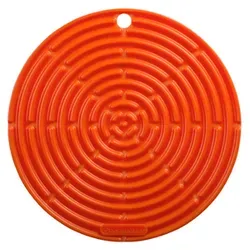 Le Creuset Runder Silikon-Topflappen, Ø 20 cm, Ofenrot - Topfhalter aus hitzebeständigem Silikon, ideal zum sicheren Umgang mit heißen Töpfen und als rutschfester Untersetzer. Spülmaschinengeeignet und mit 5 Jahren Garantie.