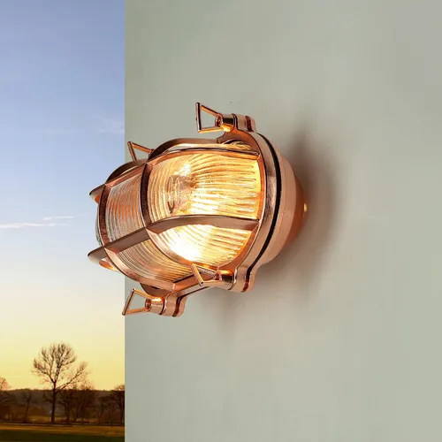 Licht-Erlebnisse Wandaußenleuchte SKIATHOS in Kupfer - Maritime Wandlampe aus Messing mit Riffelglas, ideal für Haus und Balkon. Rostfrei und spritzwassergeschützt (IP64), verleiht jedem Eingangsbereich ein nautisches Flair.