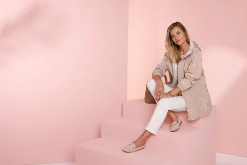 GOLDNER Allwetterjacke Wattierte Freizeitjacke mit Kapuze Unifarbenes Design, variabler Kragen, flexibler Bundabschluss