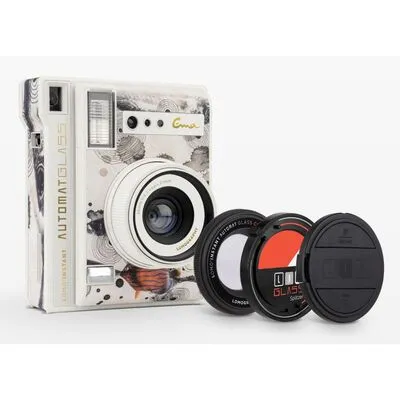 Lomo'Instant Automat Glass Ema Ichikawa Sofortbildkamera - Sofortbildkamera mit Glaslinse für gestochen scharfe Fotos. Ideal für kreative Aufnahmen dank Nahlinse, Splitter und Farbfiltern. Perfekt für Selfies und Gruppenbilder mit integriertem Fernauslöser.