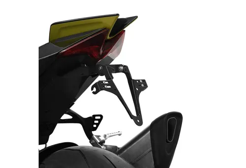 ZIEGER Kennzeichenhalter Basic für Aprilia RSV4 1100 - Motorradzubehör mit stylishen schwarzen Design, inklusive spezifischem Montageset und Adapterplatte für einfache Installation.