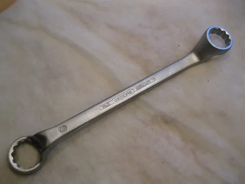 Gedore Doppel Ringschlüssel 41x46mm gekröpft - Schraubenschlüssel mit optimalem Zugang zu schwer erreichbaren Schrauben, ideal für professionelle Anwendungen und Reparaturen.