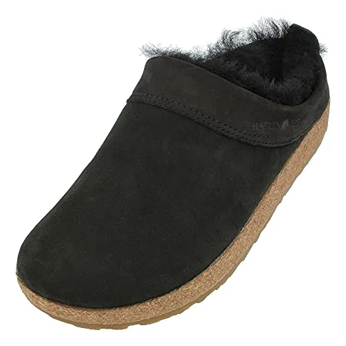 Haflinger Snowbird Lammfell Hausschuh Unisex schwarz 44 EU - Hausschuhe aus Leder mit kuscheligem Lammfellfutter, ideal für warme Füße und hohen Tragekomfort in der kalten Jahreszeit.
