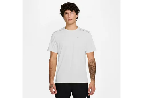 Nike Laufshirt M NK DF UV MILER SS - Sportliches Herren Laufshirt mit kurzen Ärmeln, atmungsaktiv und leicht. Ideal für Läufe bei jedem Wetter, sorgt für angenehmen Tragekomfort und Sichtbarkeit dank reflektierender Details.