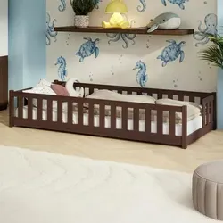 Kids Collective Kinderbett Bodenbett mit Rausfallschutz 90x200 cm - Dunkelbraun - Das moderne Bodenbett vereint Sicherheit und Montessori-Design. Die niedrige Bauweise ermöglicht einfachen Ein- und Ausstieg, während der Rausfallschutz Geborgenheit bietet. Ideal für den Übergang zum ersten eigenen Bett.