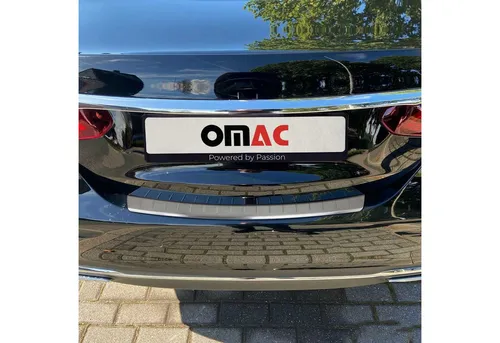 OMAC Ladekantenschutz für Mercedes E Klasse 2017-2025 Stufenheck - Abdeckblenden für optimale Kratzensicherung beim Be- und Entladen mit eleganter Edelstahl-Oberfläche, die rostbeständig und einfach zu installieren ist.