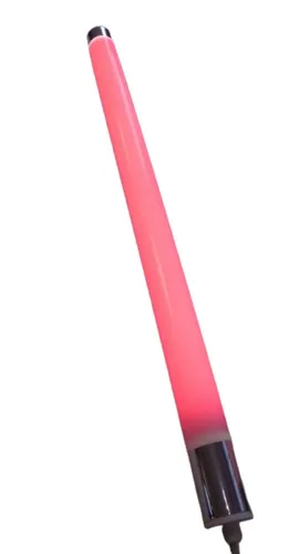 LED Leuchtstab Satiniert 1,53m - Pink, 2200 Lumen IP44 - Moderne LED Wegbeleuchtung mit satiniertem Finish, ideal für Innen- und Außenbereiche. Mit 2200 Lumen sorgt dieser 1,53m lange Leuchtstab für stimmungsvolles Licht und setzt farbige Akzente in Ihrem Garten oder Eingangsbereich.