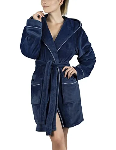 Gräfenstayn Damen Bademantel mit Kapuze – Flauschig und leicht in Blau (Größe M) - Hochwertiger Bademantel aus Flanell-Fleece, ideal für Zuhause oder Reisen. Öko-Tex Standard 100 zertifiziert, pflegeleicht und mit elegantem Design – der perfekte Begleiter für entspannte Momente.