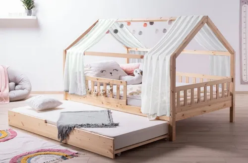 Ticaa Hausbett Kim mit Rausfallschutz und Zusatzbett - Abenteuerbett aus nachhaltigem Kiefer für Kinder ab dem Kleinkindalter, höhenverstellbar und mit abnehmbaren Tüll-Set für individuelle Gestaltung.