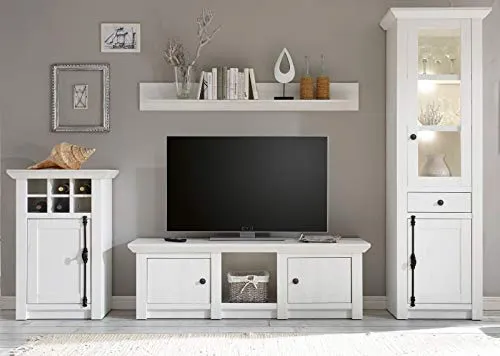 Wohnwand Hooge im Landhausstil - Stilvolle 4-teilige Wohnwand in Pinie weiß, bietet viel Stauraum und hochwertige Details wie Metallgriffe im Antik-Look – ideal für ein gemütliches Wohnzimmer.